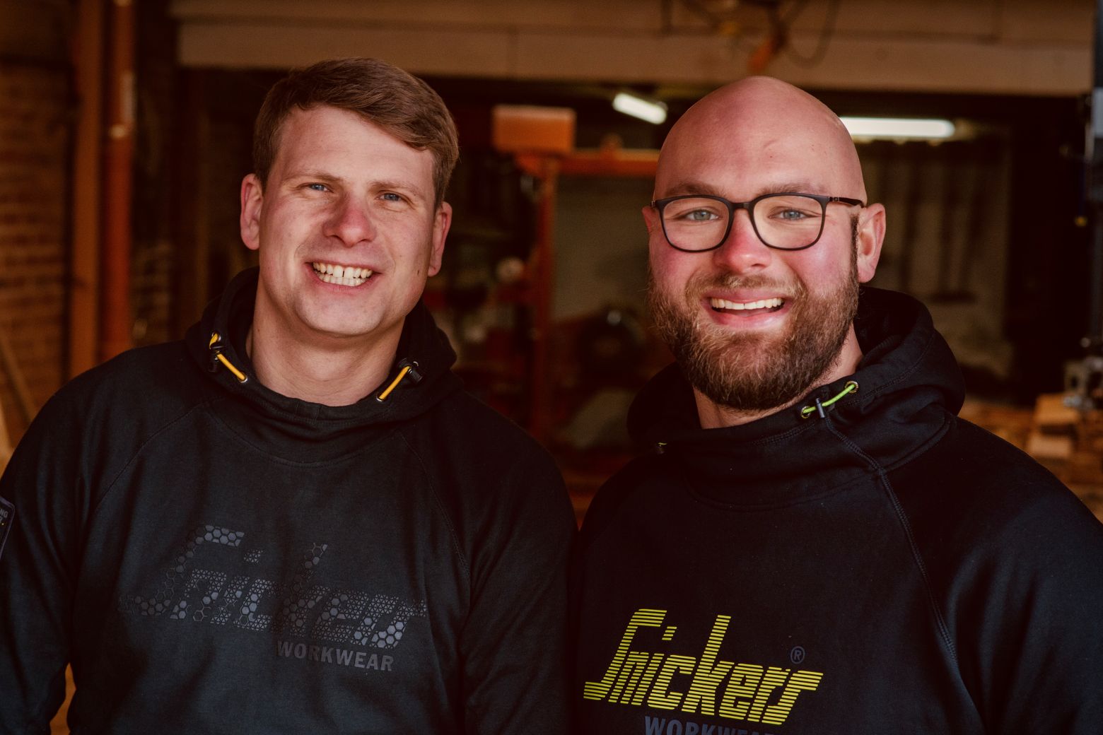 Jonas Langmaack und Niklas Schmuck in der Werkstatt